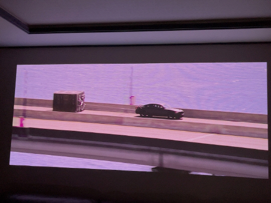 LG 시네빔 큐브 이용 모습. 화면이 벽 칸 편을 가득 채우고 있다. 장우진 기자